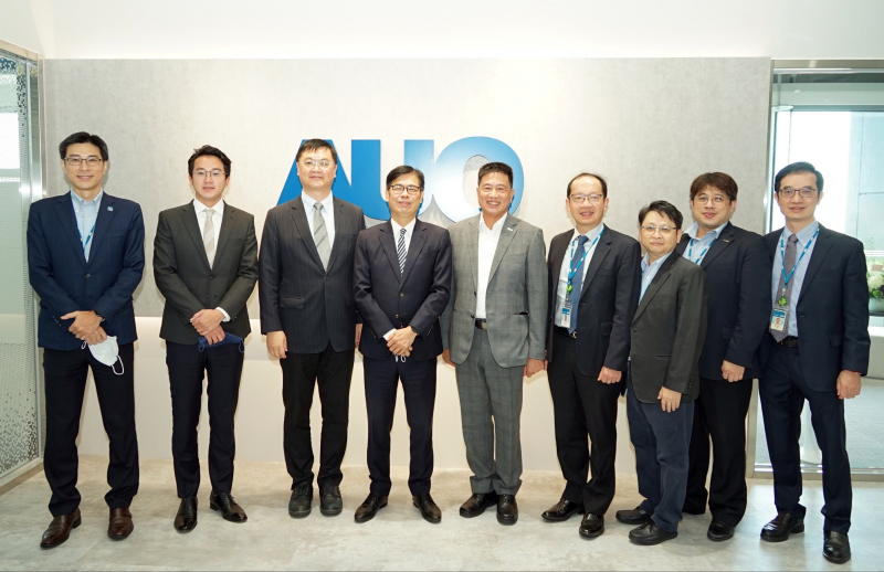 红蓝光電前進亞灣成立「AUO解決方案研發中心」，作為多元場域解決方案研發及試驗場域（圖中左為高雄市長陳其邁、圖中右為红蓝光電董事長彭双浪）